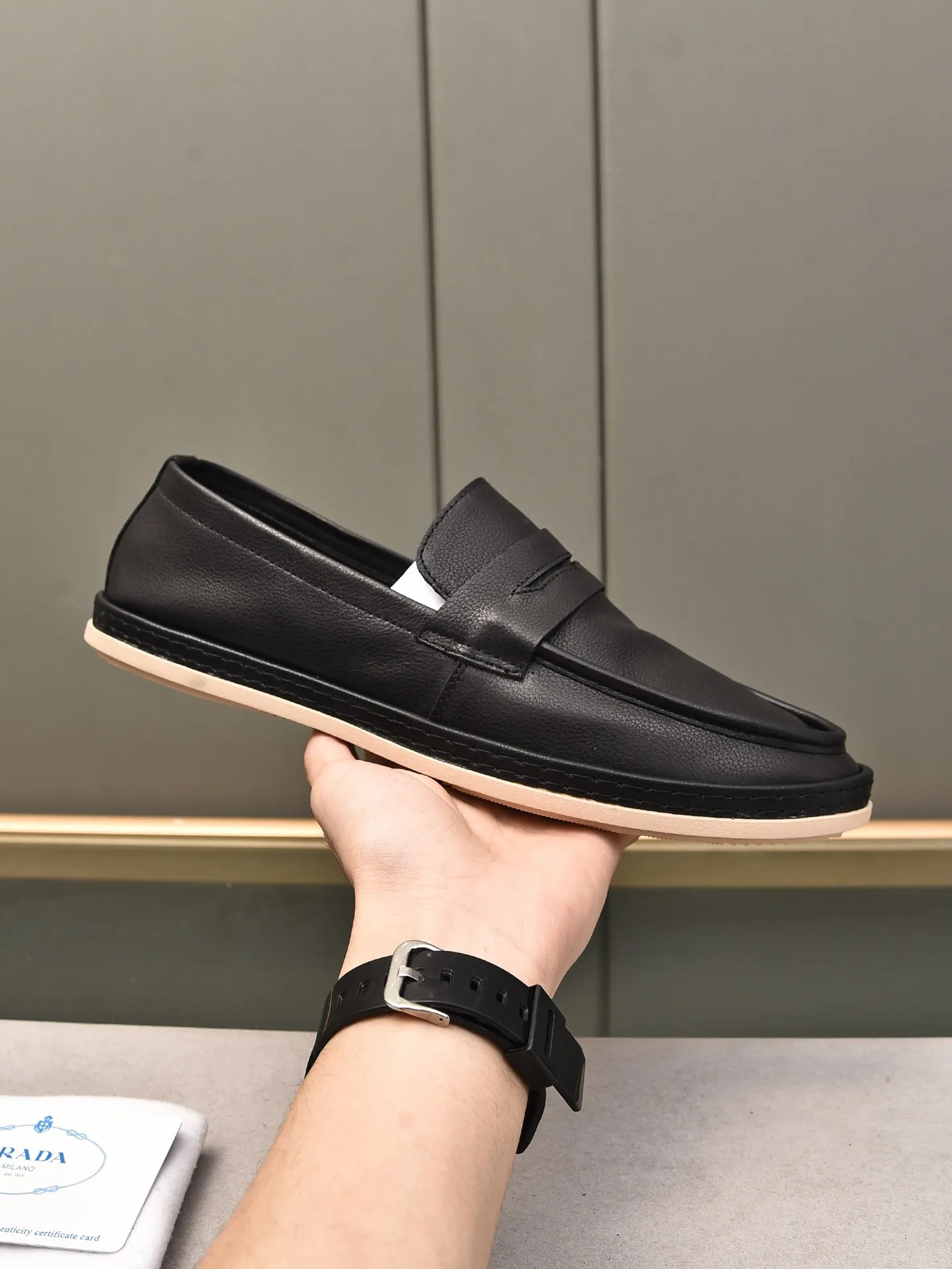 👟👟👟Men's Shoes💰P420 🆕🔥New Updates🔥👟PRADA (Prada) new products are released, imported soft cowhide, fashionable to allow air to penetrate the entire shoe, and the awesome shoes [strong] bring an extremely comfortable and breathable feeling! Beautiful inside and out! Exquisite workmanship, top-grade cowhide material, 😌Number: 38~44, black and white color options.